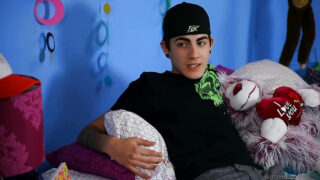 Thiếu niên Rad Matthews bị hiếp dâm qua đường hậu môn.