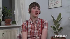 Ersties - Punk-Mädchen Marlin aus Kiel masturbiert auf ihrem Sessel