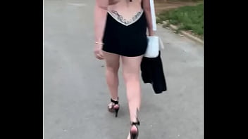 Ma femme en mini robe dos nu et talon