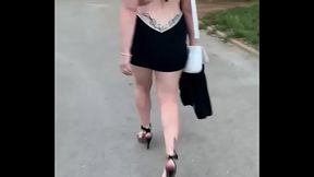 Ma femme en mini robe dos nu et talon