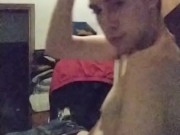 Ragazzo caldo gay si spoglia e si inizia a masturbare 🥵🔥