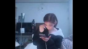 Coreana magrinha de shortinho deixa a calcinha aparecer em alguns momentos da live do bigo