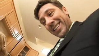 สาวอวบอั๋นรับการสอดใส่สองทางอย่างรุนแรงในช่องคลอดที่คับแน่นของเธอ