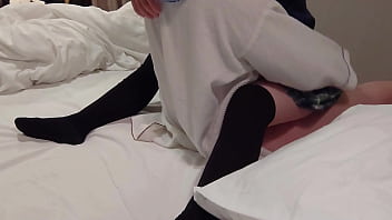 女子高生の制服を着たまま上にまたがって自分でおチンポ入れちゃった 中出しされておマンコの中が精液まみれ 個人撮影 素人