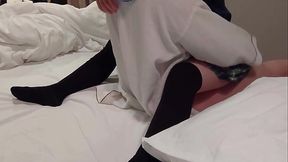 女子高生の制服を着たまま上にまたがって自分でおチンポ入れちゃった 中出しされておマンコの中が精液まみれ 個人撮影 素人