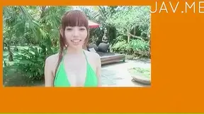 Modelo en bikini bronceándose antes de ser follada
