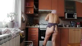 Hot mom prepares food naked in the kitchen Amateur wife hairy pussy, big tits, big ass