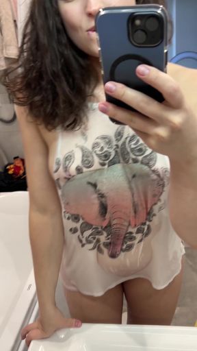 Assy onlyfan shows off her tits
