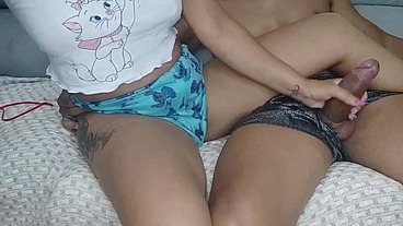 Novinha safadinha não resistiu a piroca dura do amigo e deixou ele meter gostoso no seu cu sem camisinha