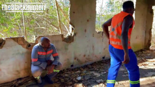 Pria-pria kulit hitam berotot berseragam memberikan penetrasi kasar tanpa pengaman di luar ruangan kepada para gay jalang yang melakukan oral seks dan ejakulasi.