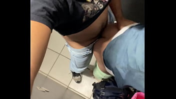 FODI O NOVO FUNCIONARIO DO SHOPPING, TWINK DA BUNDA LISINHA E CHEIROSA LEVOU PICA CALADINHO.