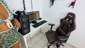 EBONY GAMER RELEASING LONG AND ROTTEN FARTS IN COSPLAY BY IZA CANDY CAM FULL HD