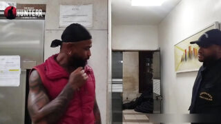 Amatori tatuați gay în uniforme se închină la puli negre uriașe înainte de o fută anală intensă