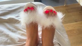 FLUFFY WHITE SLIPPERS