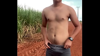 Tirando a roupa e gozando na estrada deserta