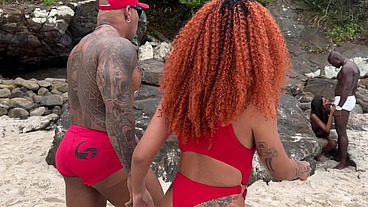 Dupla de Salva vidas pegam casal fudendo na praia do abricó