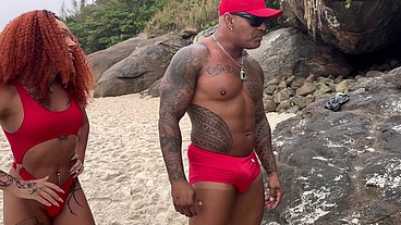 Dupla de Salva vidas pegam casal fudendo na praia do abricó