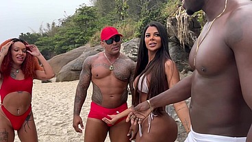 Dupla de Salva vidas pegam casal fudendo na praia do abricó