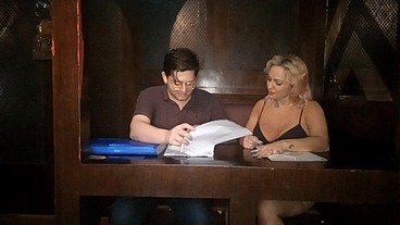Charlie o nerd não comeu a milf mas deu o cu gostoso