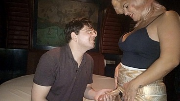 Charlie o nerd não comeu a milf mas deu o cu gostoso