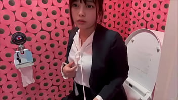 仕事終わりのスーツ姿でトイレしてたら、汗が混ざったパンストを脱いでオナニーしたら興奮しました...
