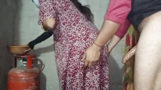 18歳のアジア人女性がアナルファックを受ける妻