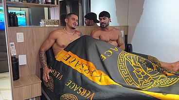 Yuri Diaz chamou o amigo pauzudo pra fuder seu vizinho. - Completo