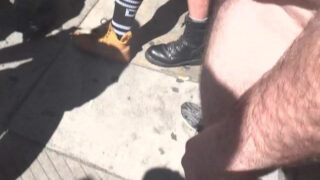 Cena quente em público de garotos magrinhos chupando pau recém-saído do cu