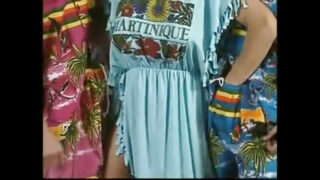 Triolisme rétro débridé : David Perry pénètre Colette Sigma, Jessica Magma et Christa Abel avec le poing, et leur offre fellations, éjaculations et double pénétration.