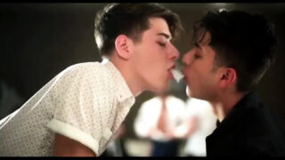 Oral seks, korunmasız seks, grup seks – zayıf Angel Rivera ve Joey Mills, anüslerinden sikildi.