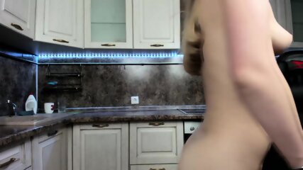 Naked skinny babe sexy dance in the kitchen