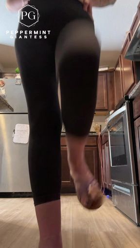 6'7 Barefoot Giantess Towers Over Everything at Home! Height Comparisons + Chores POV