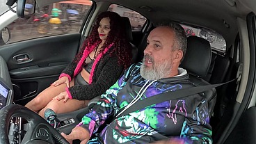 A Hotwife entra na carona e leva gostoso no cuzinho apertado - Vivian Fernandes