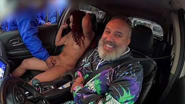 A Hotwife entra na carona e leva gostoso no cuzinho apertado - Vivian Fernandes