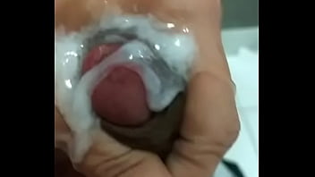 Punheta no banheiro amador solo porra