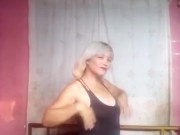 Una vieja madura muy sexy bailando