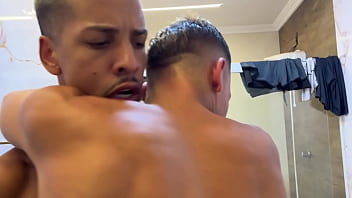 flagra entre amigos heteros na broderagem depois da piscina enquanto sua familia estava na rua