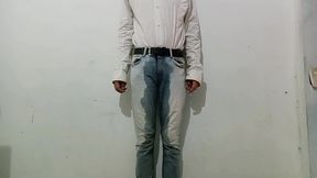 delicioso pajazo despues de orinarme en los pantalones con mi panal de tela