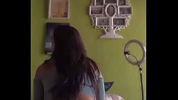 La descarada noemi se pone a bailar ense&ntilde_ando tanga a su hijo y este se pone celoso