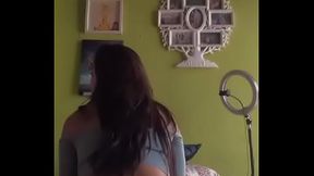 La descarada noemi se pone a bailar ense&ntilde_ando tanga a su hijo y este se pone celoso