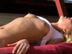 Svensk blond flicka onanerar utomhus