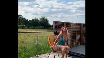 New Video Je m&rsquo_exhibe sur ma terrasse priv&eacute_e te chauffe avec mes gros seins ...