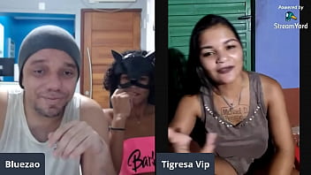 TIGRESAVIP REVELA QUE &Eacute_ IRM&Atilde_ MAIS NOVA DA FILHA DO SEU MARIDO EM ENTREVISTA PICANTE