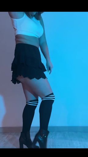 A Hot Striptease to Brighten up Your Boring Day