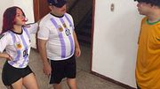 Mi amigo apuesta a su mujer y termino corriéndome en su gran culo