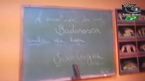 professor badarosca da aula de reforco para aluna gostosa da faculdade.