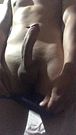 Latino se masturba fuerte su polla dura