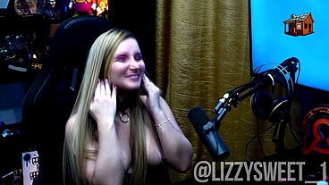 Ela Falou tanta Putaria que os Peitinhos dela ficou duro de tesão ao vivo no Podcast! - Lizzy Sweet