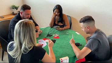 Jogo de cartas acaba em troca de casal e muita putaria.