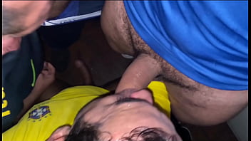 Sexo Gay Depois Do Jogo toda foda de brasileiro termina assim com o cu do passivo bem satisfeito de receber bastante pica  - FULL RED